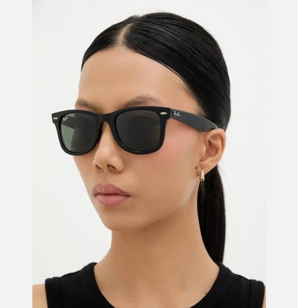 RayBan Brand New ORIGINAL Wayfarer Sunglasses (Current Retail Price R3600) comes with original brown Holder