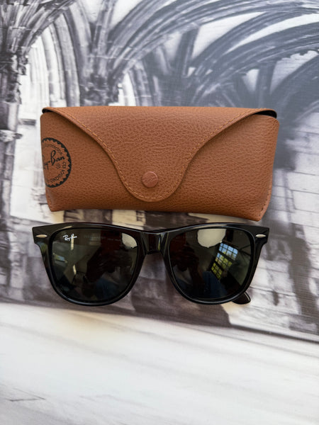 RayBan Brand New ORIGINAL Wayfarer Sunglasses (Current Retail Price R3600) comes with original brown Holder